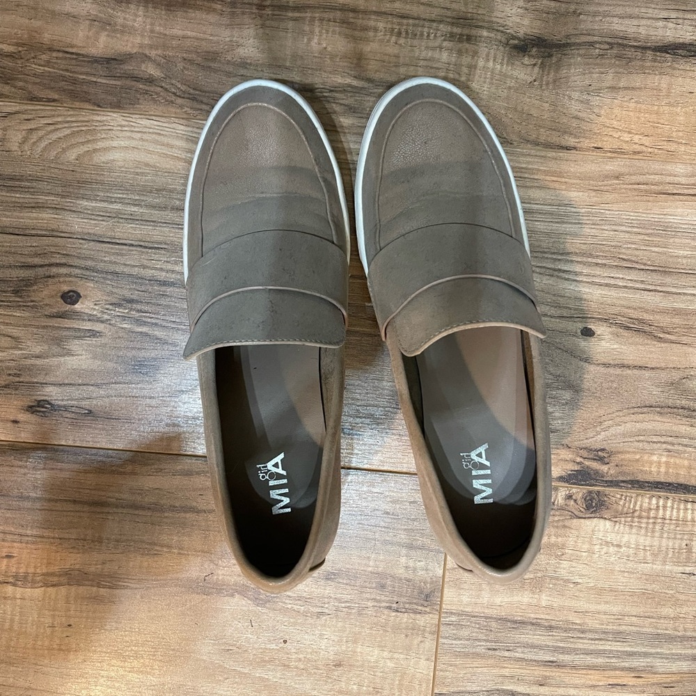 Mia tan wedge shoes size 8